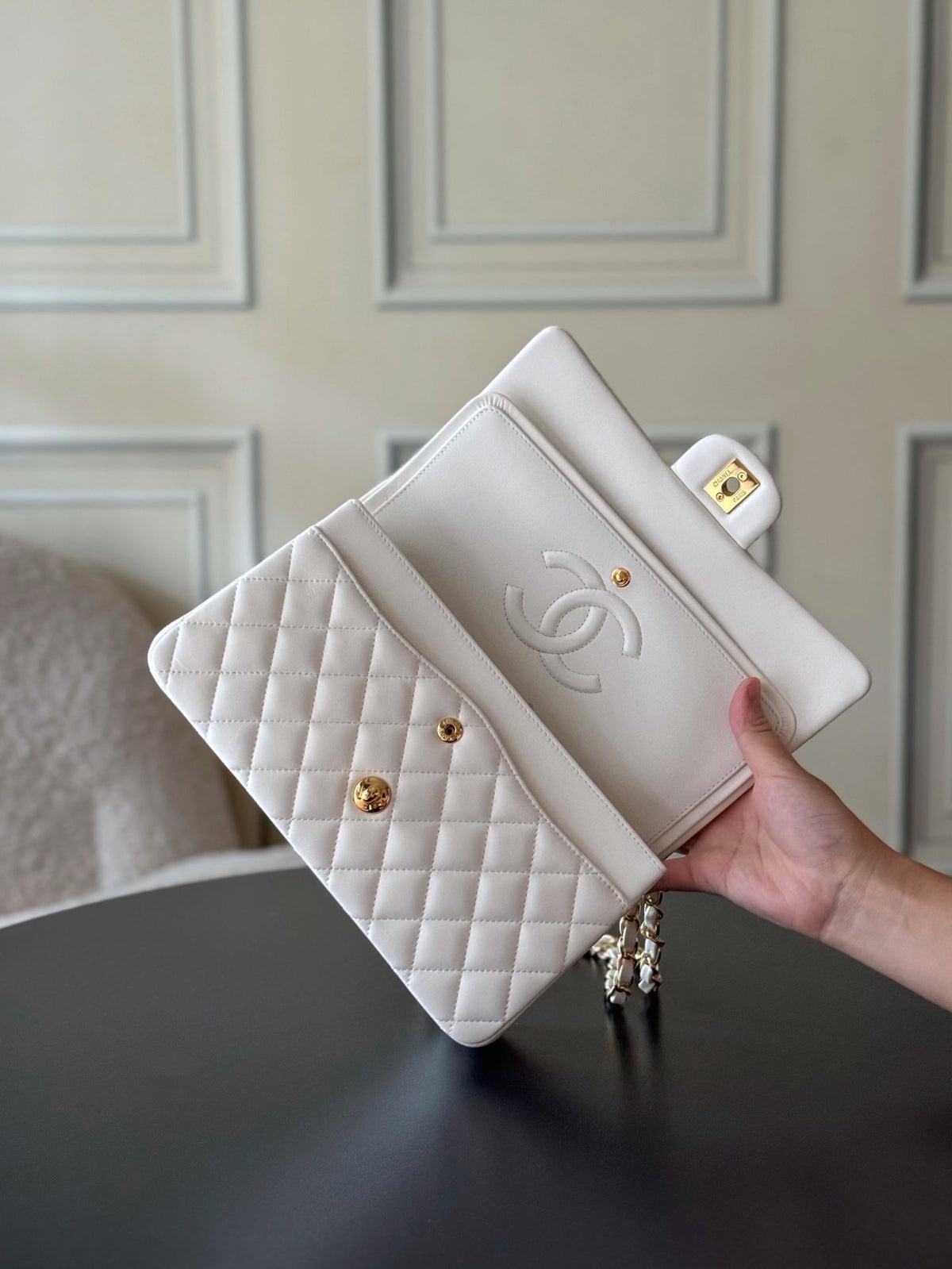CHANEL 25S CLASSIC FLAP BAG 25 CM IN WHITE LAMBSKIN WITH GOLD HARDWARE