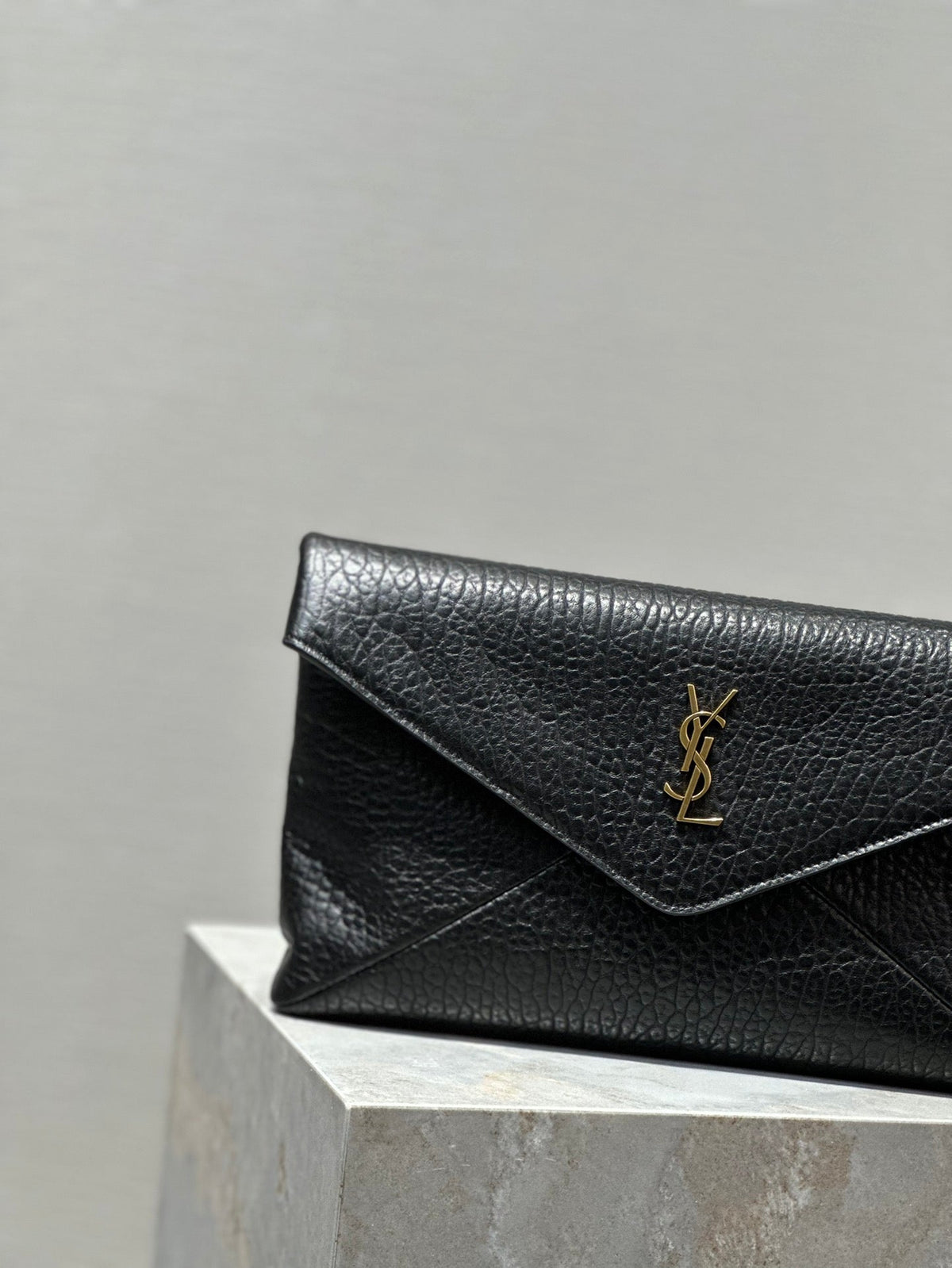 ENVELOPE CLUTCH 29 IN BLACK LAMBSKIN COPPER LOGO