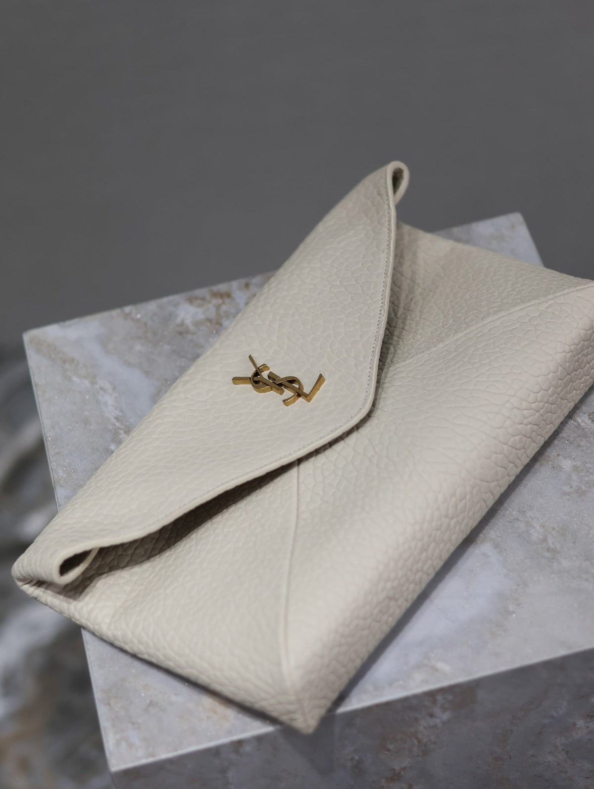ENVELOPE CLUTCH 29 IN WHITE LAMBSKIN COPPER LOGO