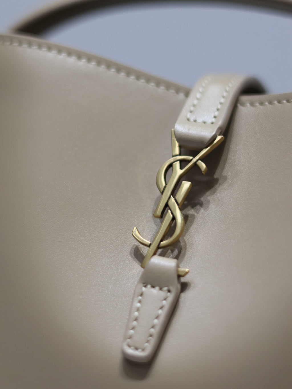 YSL 25S LE 37 BUCKET 15 IN BEIGE CALFSKIN GOLD HARDWARE