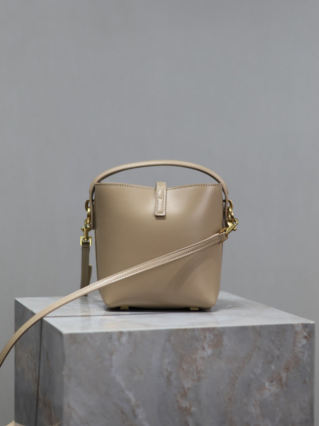 YSL 25S LE 37 BUCKET 15 IN BEIGE CALFSKIN GOLD HARDWARE