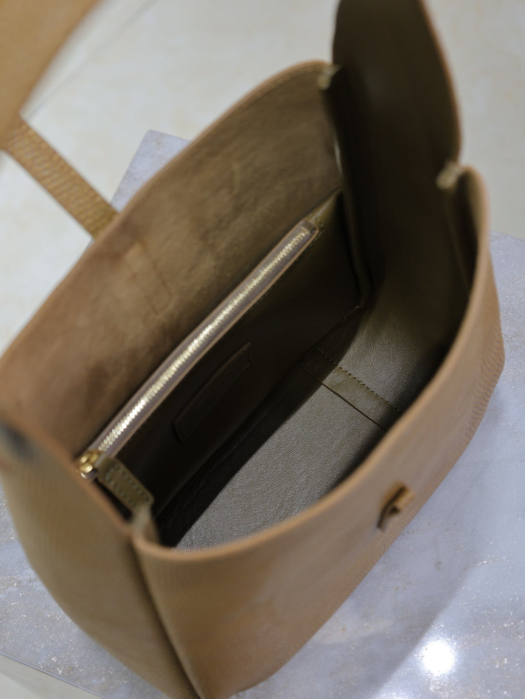 LE 5 À 7 SMALL SUPPLE 23 IN CIDER BROWN LIZARD-EMBOSSED CALFSKIN
