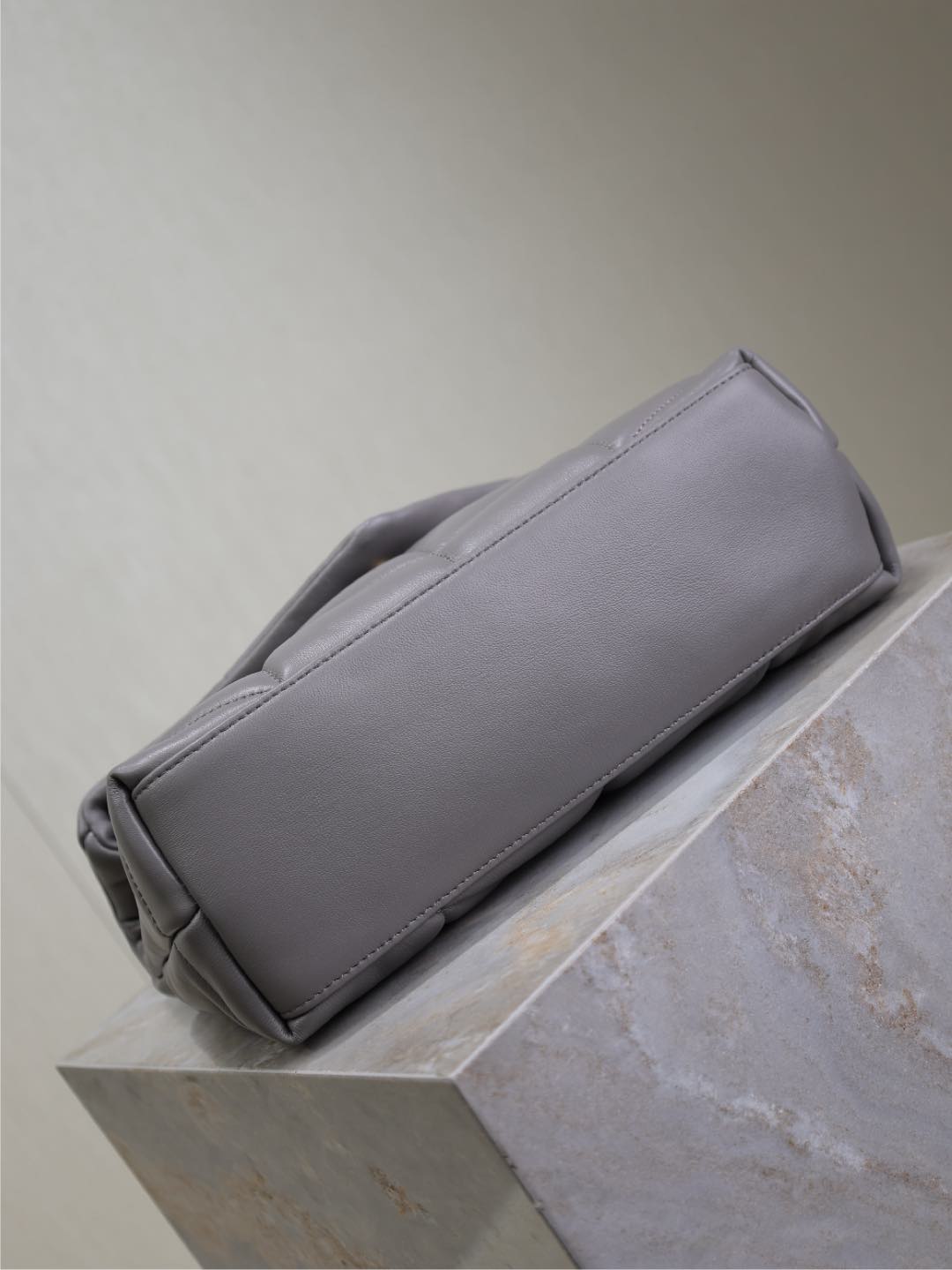 YSL 25S LOULOU PUFFER MEDIUM 29 IN SMOKY LAVENDER CALFSKIN