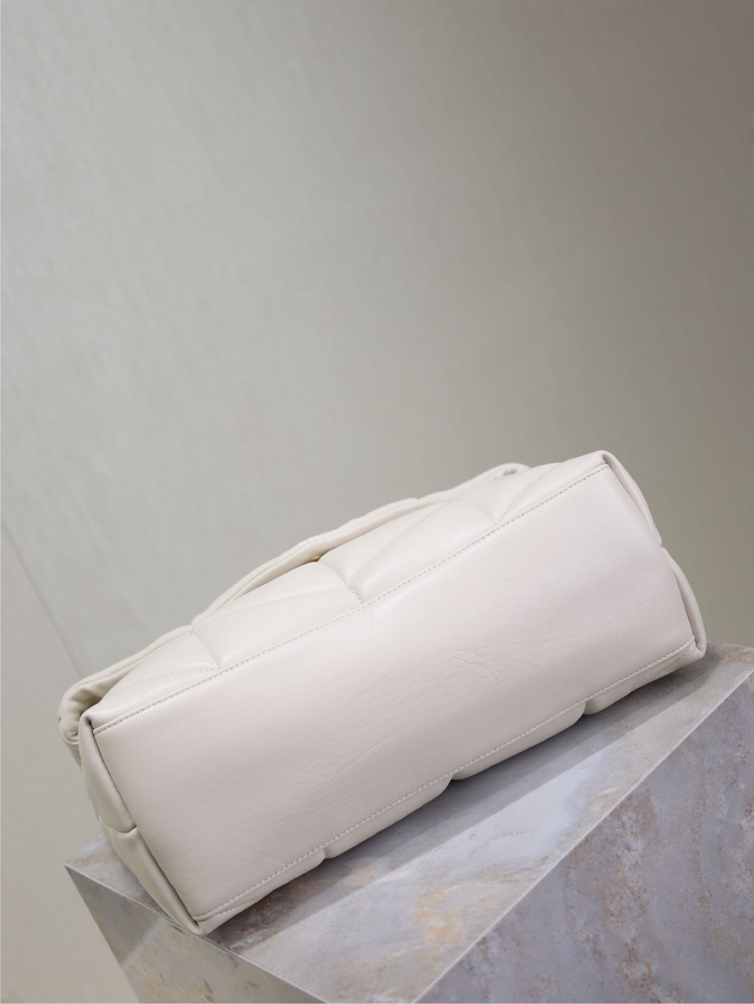 YSL 25S LOULOU PUFFER GM 35 IN BLANC VINTAGE CALFSKIN GOLD HARDWRE