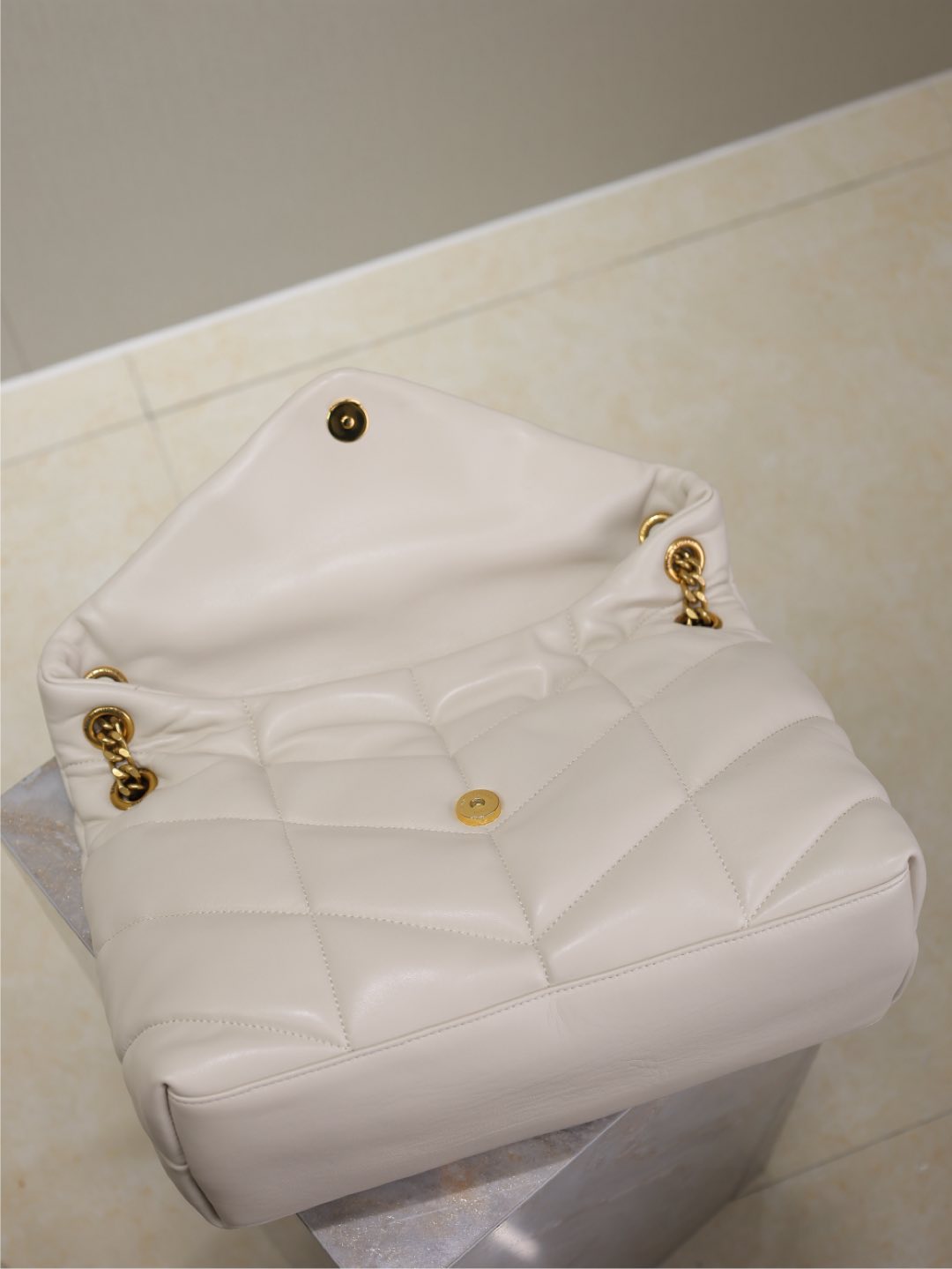 YSL 25S LOULOU PUFFER GM 35 IN BLANC VINTAGE CALFSKIN GOLD HARDWRE