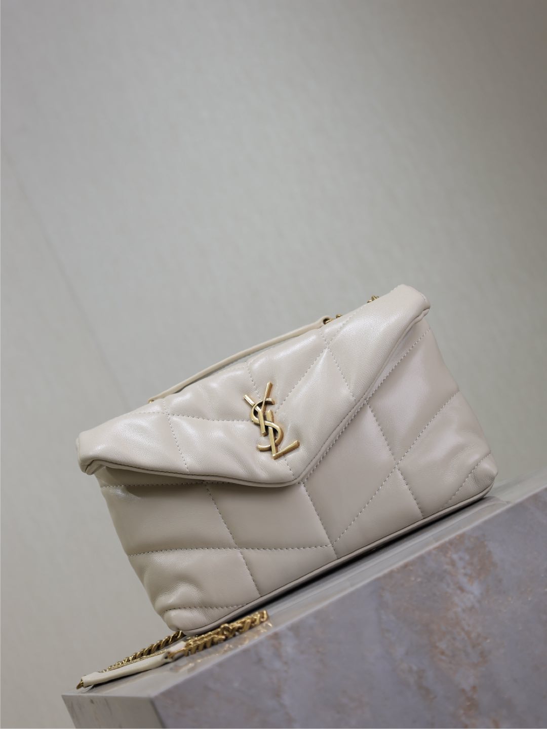 YSL 25S LOULOU PUFFER MINI 23 IN BLANC VINTAGE CALFSKIN GOLD HARDWARE