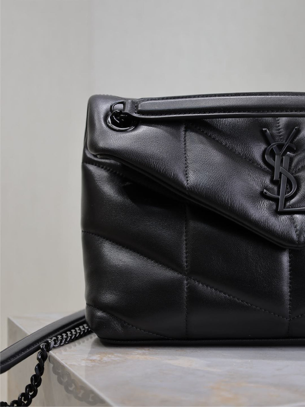 YSL 25S LOULOU PUFFER MM 29 IN BLACK CALFSKIN BLACK HARDWARE