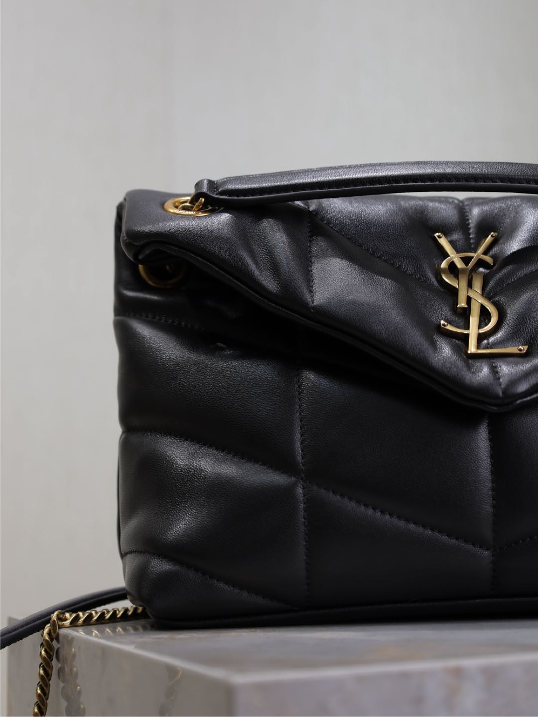 YSL 25S LOULOU PUFFER MM 29 IN BLACK CALFSKIN GOLD HARDWARE