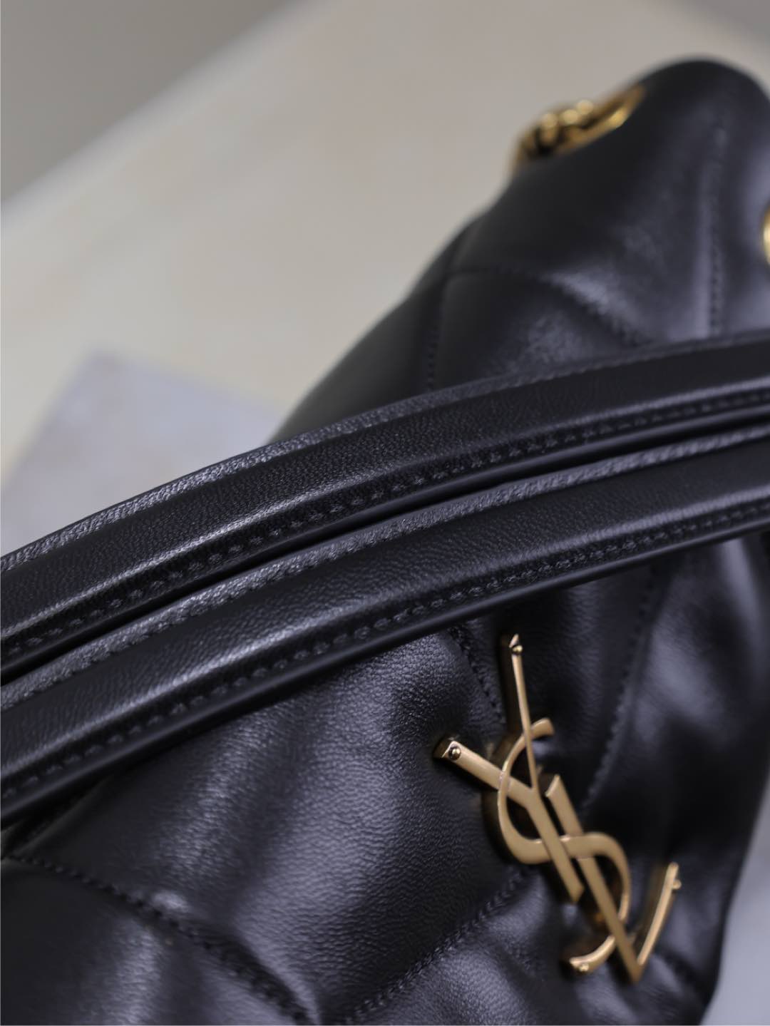 YSL 25S LOULOU PUFFER MM 29 IN BLACK CALFSKIN GOLD HARDWARE