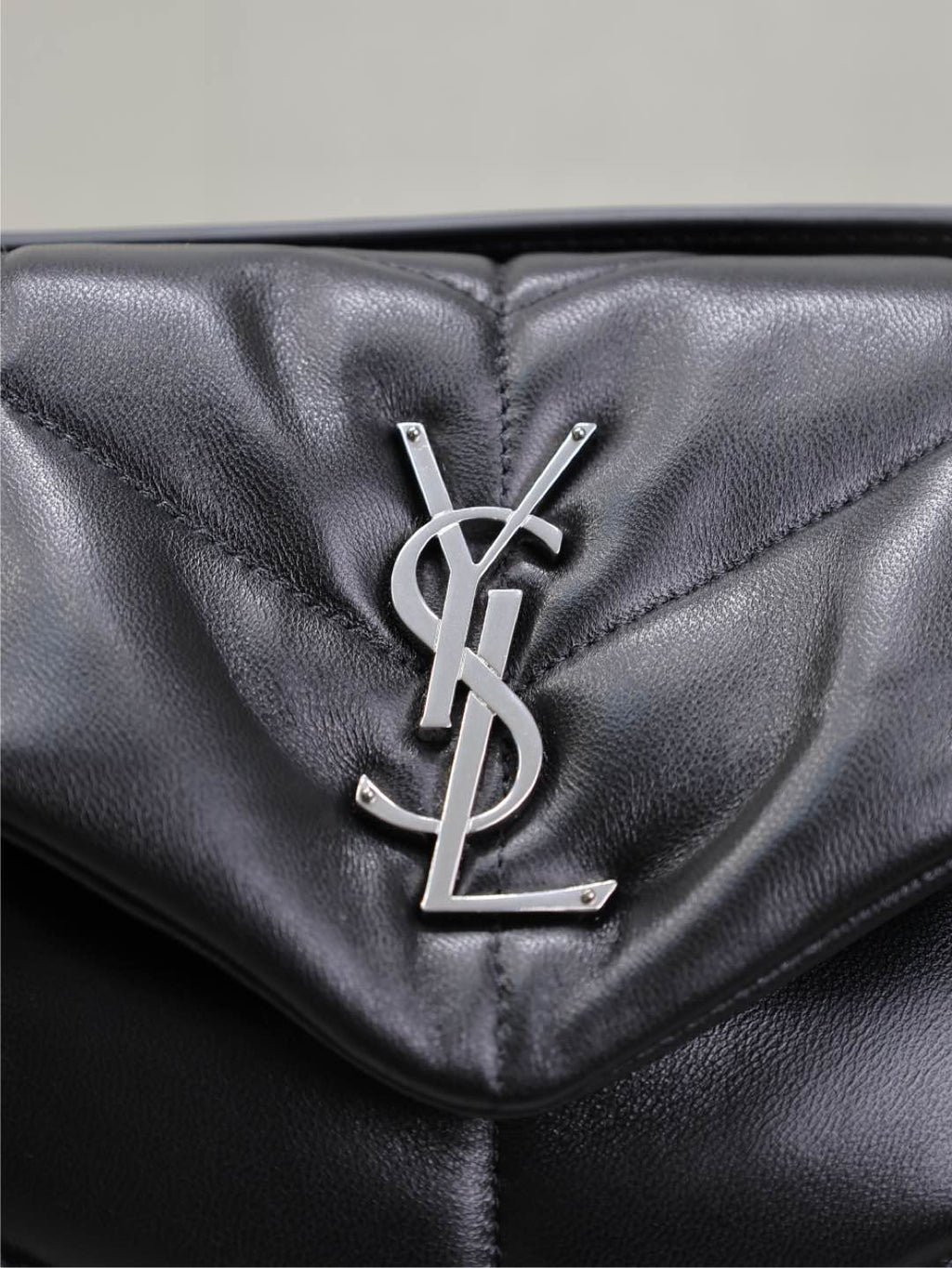 YSL 25S LOULOU PUFFER MM 29 IN BLACK CALFSKIN SILVER HARDWRE